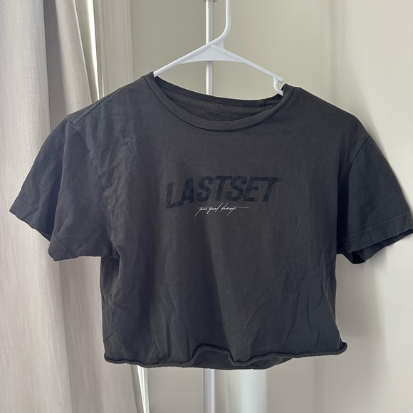 Bundle Of Two Cropped Gym Shirts - Picture 3 of 7